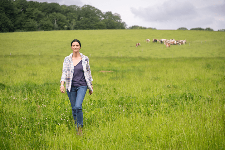Audrey Bourolleau, la fondatrice du Campus Agricole HECTAR et de la Laiterie pilote des Godets dans un champ